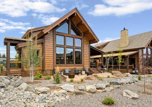 Estes Park House | Elk Haven! Two Large Patios, Private Jacuzzi, Indoor/Outdoor Fireplace