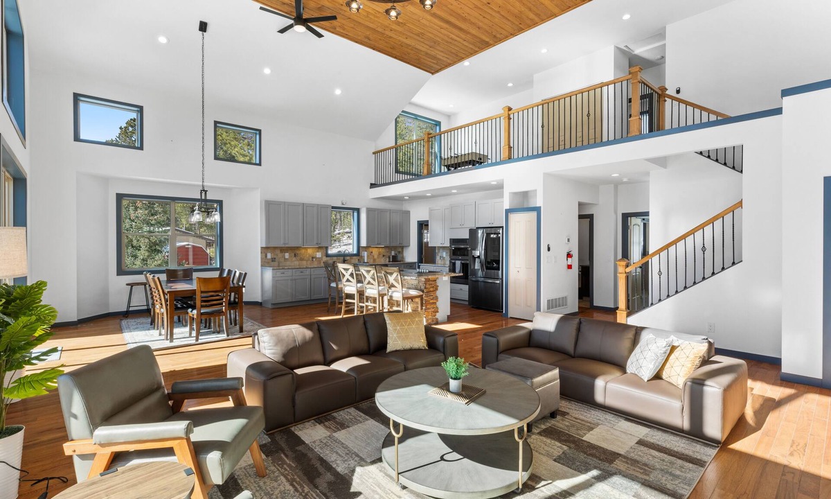 Black Hawk House | Embrace Coziness At Rudolph Ranch: Skiing, Hiking, Trail, Casino's. Pet friendly