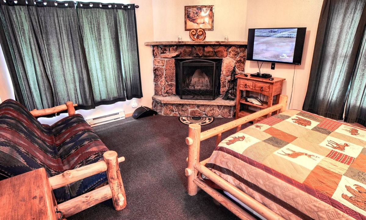 Estes Park Cottage | Enjoy a cozy getaway in this suite-style attached cabin