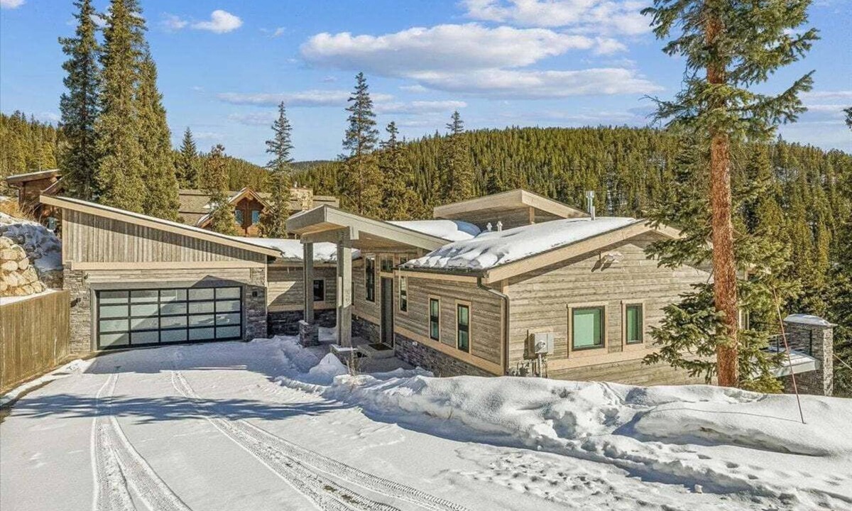 Baldy Mountain House | Enjoy your stay at Golden Fox House, with stunning mountain views and private hot tub!