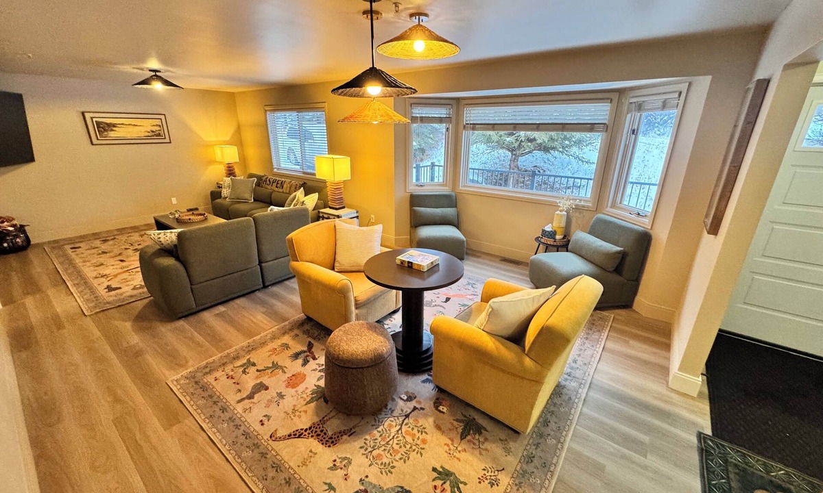 Glenwood Springs House | ENTIRE HOME 6 Bedrooms, 8 Beds, 3.5 Bath Close to Aspen Snowmass NEW RENNOVATION