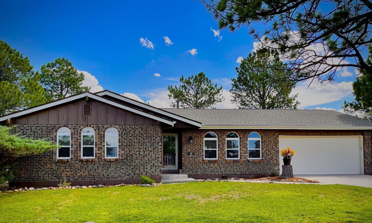 Parker House | Entire home on 3 acres w/ 4 bedrooms, 3 baths & office “Dog and human paradise”