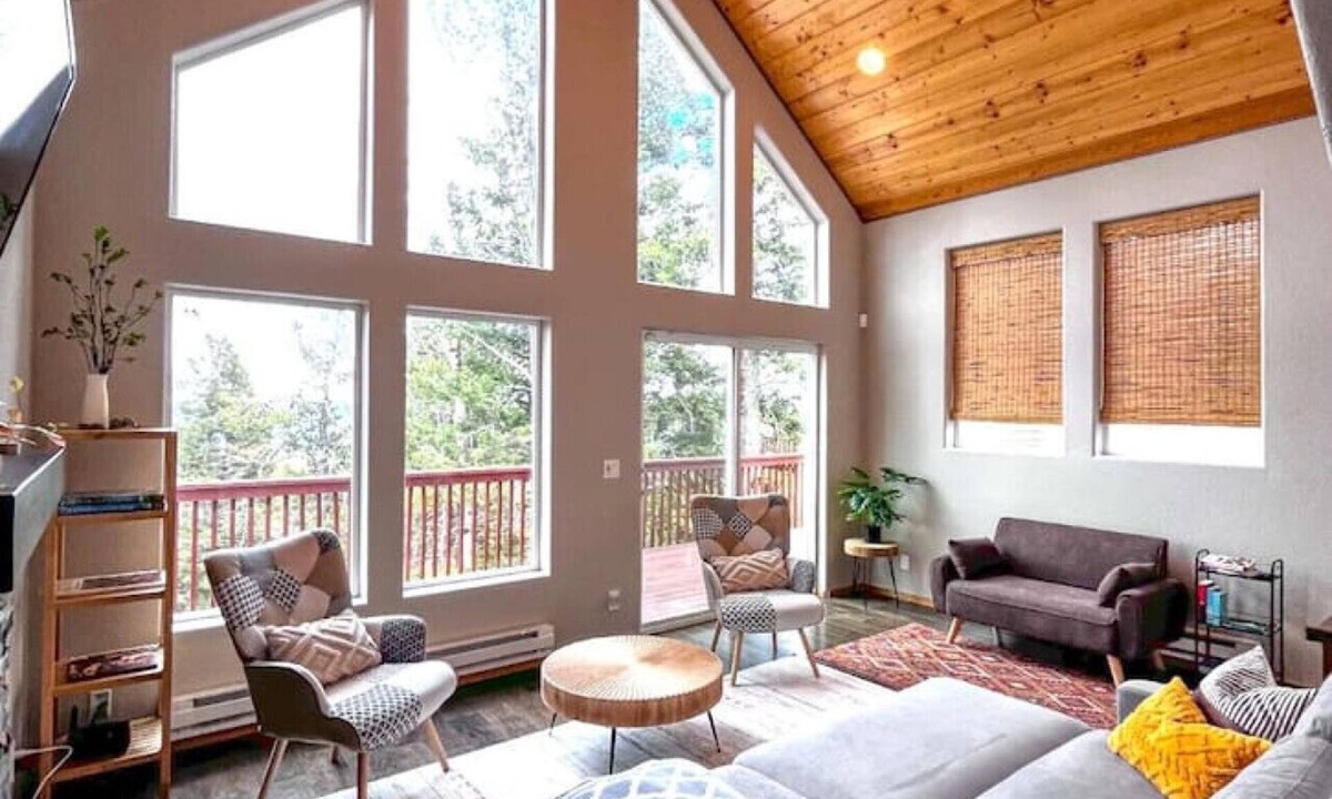 Woodland Park House | Epic Views, Modern Cabin, Hot tub, Family & Pets