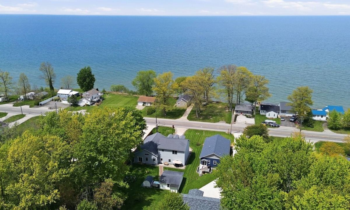 Geneva House | Eriesistable Escape - Lake Views + Hot Tub