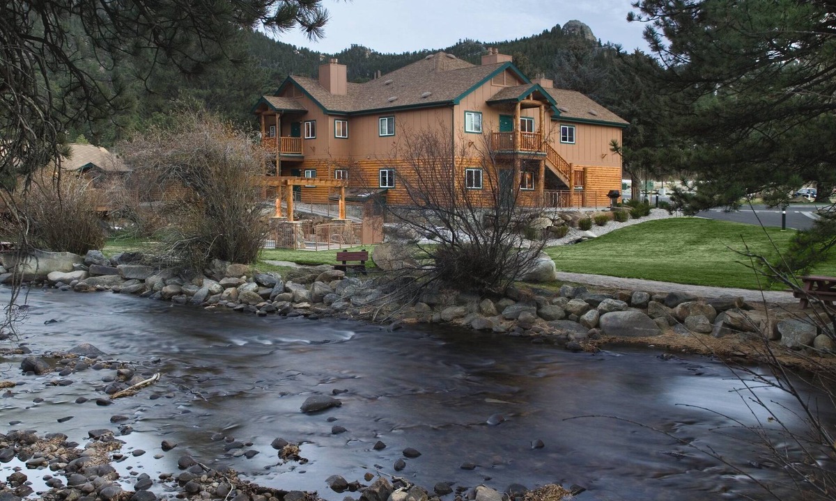 Estes Park Resort | Estes Park is a small town with lots of love!