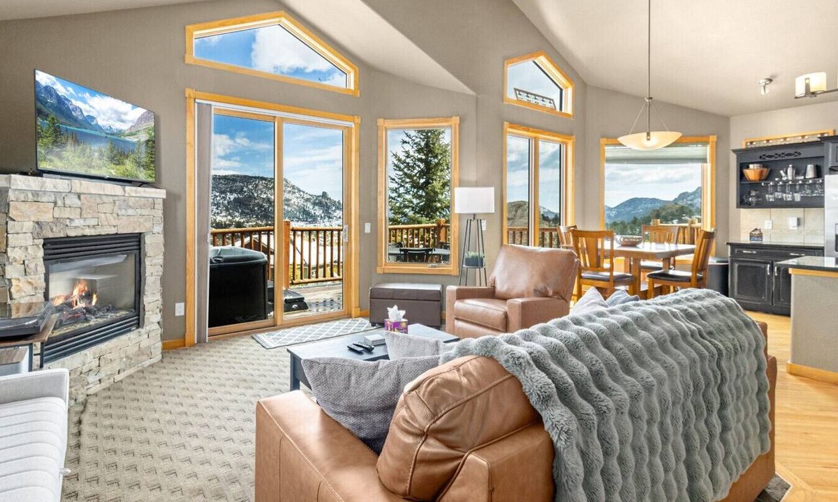 Estes Park Condo | Estes Park retreat w/hot tub, fireplace, king suite