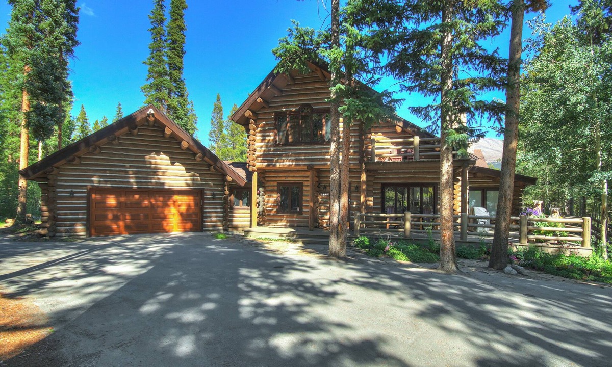 Breckenridge House | Experience luxury at Bear Lodge, a spacious 6-bedroom retreat in Breckenridge.