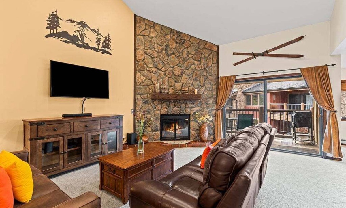 Historic District Condo | Experience mountain living in Park Place 304C, a 2BR Breckenridge condo for up to 8 guests!