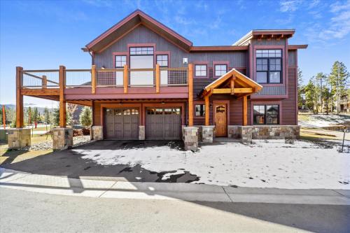 Baldy Mountain House | Experience the charm of Cocoa Cabin, a spacious retreat with stunning views & luxurious amenities
