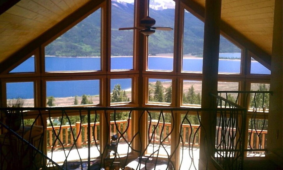 Twin Lakes House | Fabulous Views, Sleeps 10, 3 Full Baths, Family-Friendly #2026-069