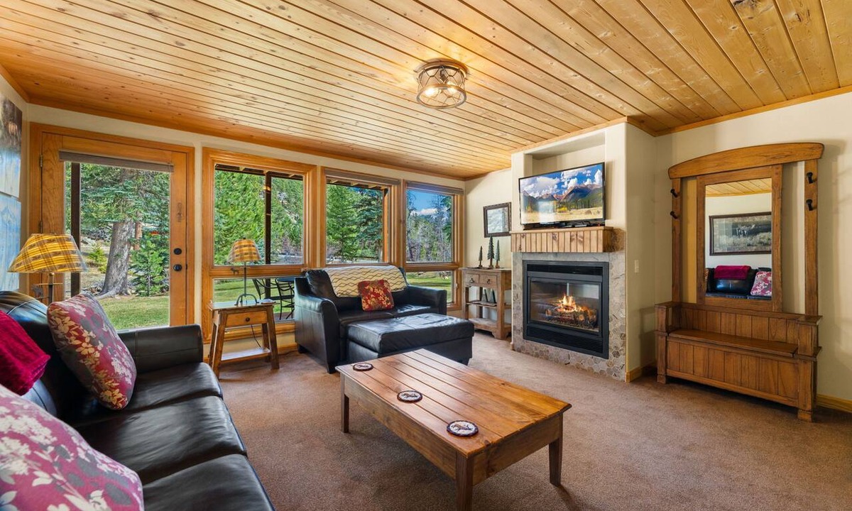 Fall River Estates Condo | Fall River Suite Jetted Tub Fireplace Close to RMNP