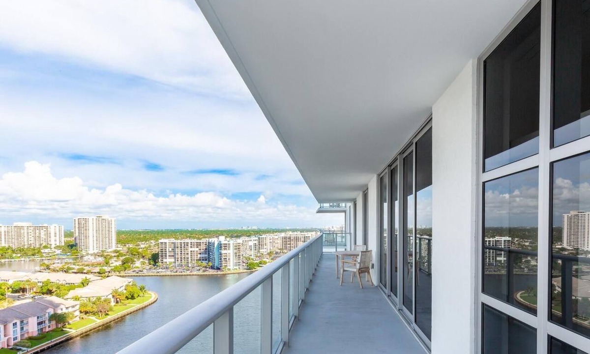 Hollywood South Central Beach Condo | Family 3 bedroom Hyde Beach House Miami 22th floor