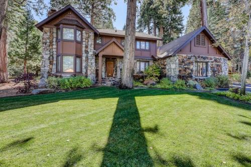 Tahoma House | Family-friendly home with a beautiful yard & deck - close to the lake & ski slopes