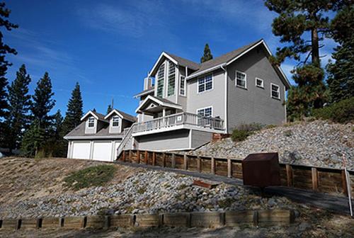 Montgomery Estates House | Family-Friendly Cottage with Mountain Views near Heavenly Ski Resort in South Lake Tahoe, California
