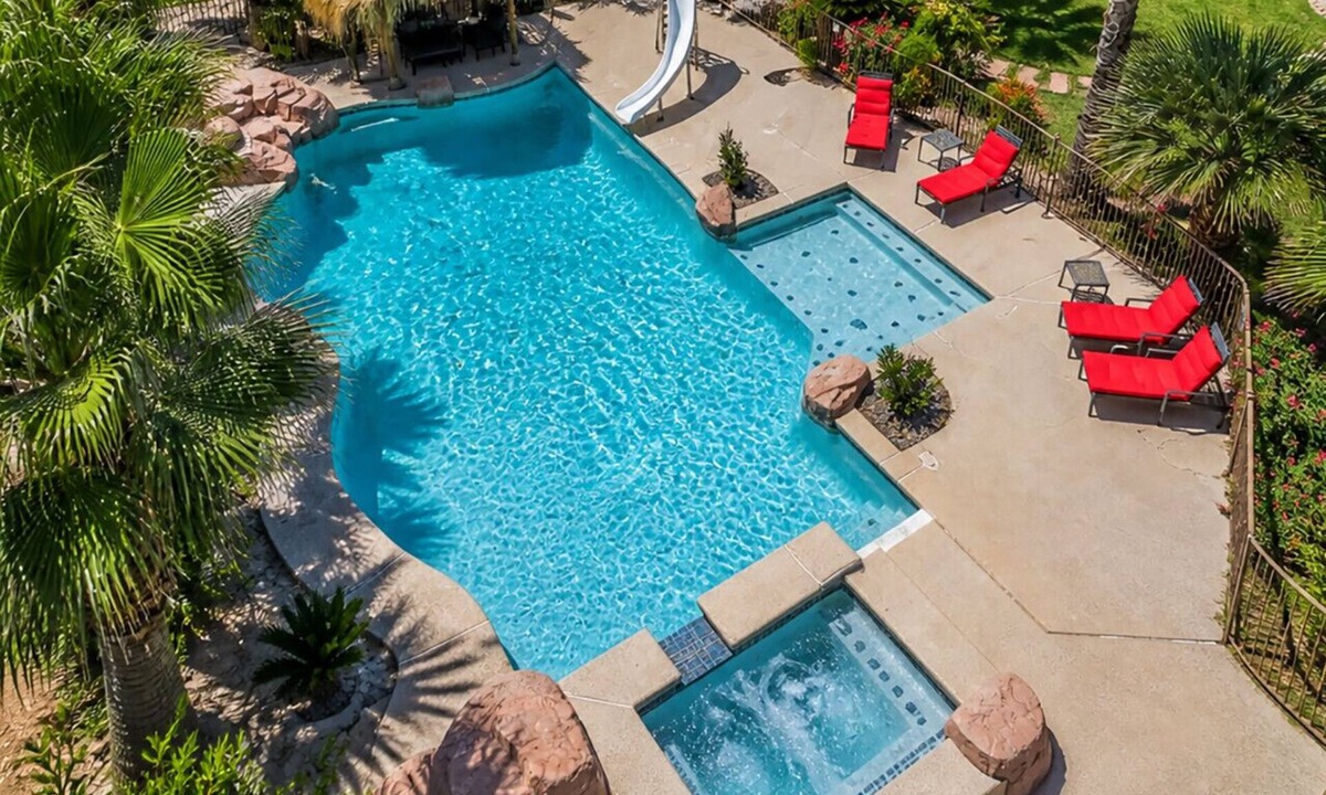 Las Vegas House | Family & Group Retreat with Pool, Spa & Basketball