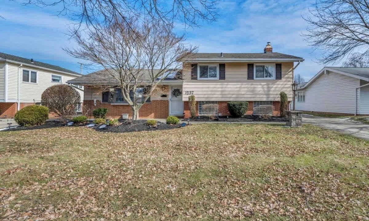 Mayfield Heights House | Fenced backyard - Pets OK - 3 Bd 3 Ba