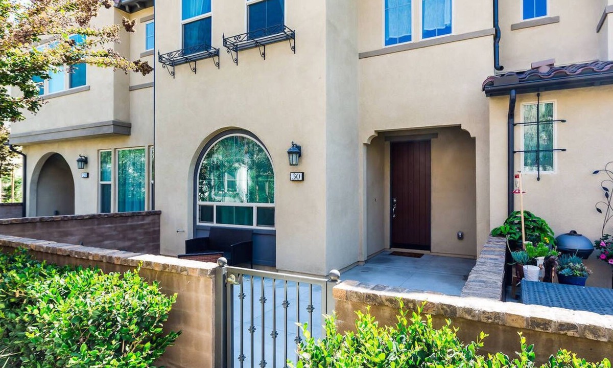 Lake Forest Condo | Forest Vista on Prominence