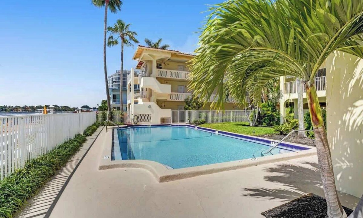 Central Beach Condo | Fort Lauderdale Yacht & Beach Club 316