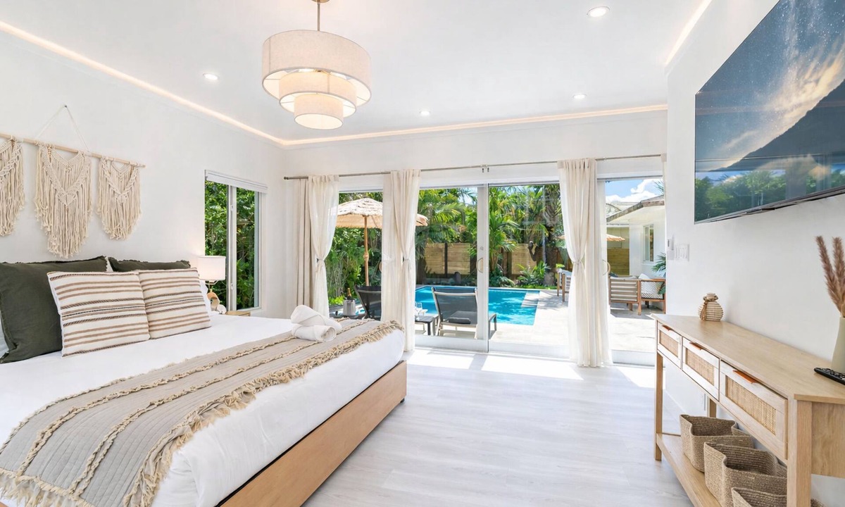Victoria Park Apartment | Fox Eden Resort; 8bd, Pool& Spa Oasis