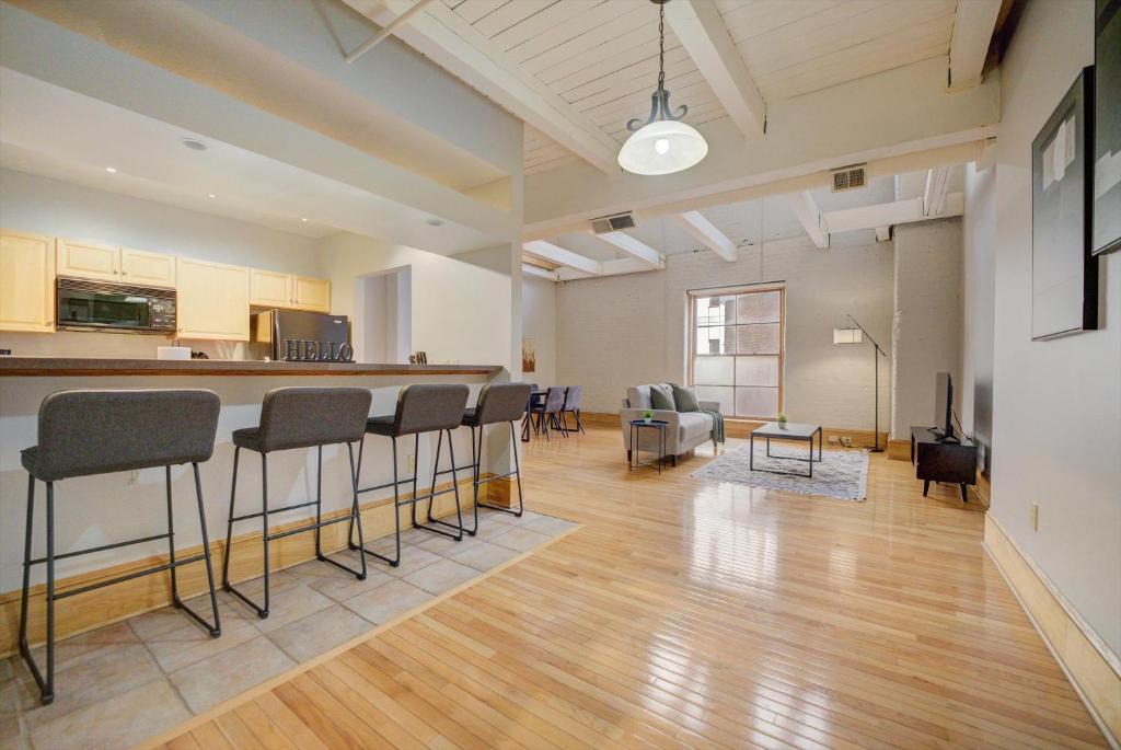 Gateway District Apartment | FRONTDESK 2063 East 4th Street Apts Downtown Cleveland