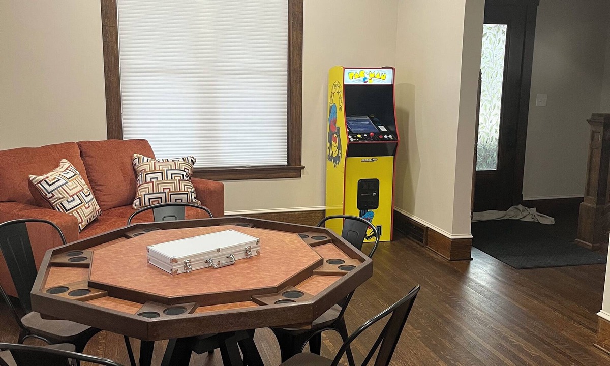 Geneva House | Fully Remodeled 5BR Geneva Retreat –Charm Near Lake Erie & Wineries sleeps 20