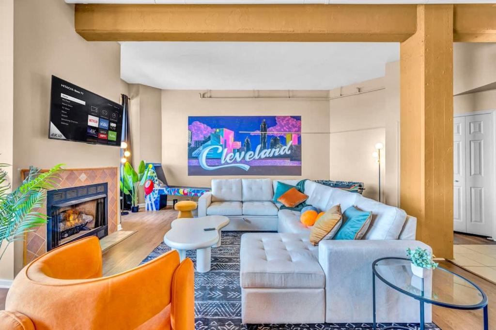 Playhouse Square Apartment | Fun 2Bed Apt Skeeball Foosball FREE Parking