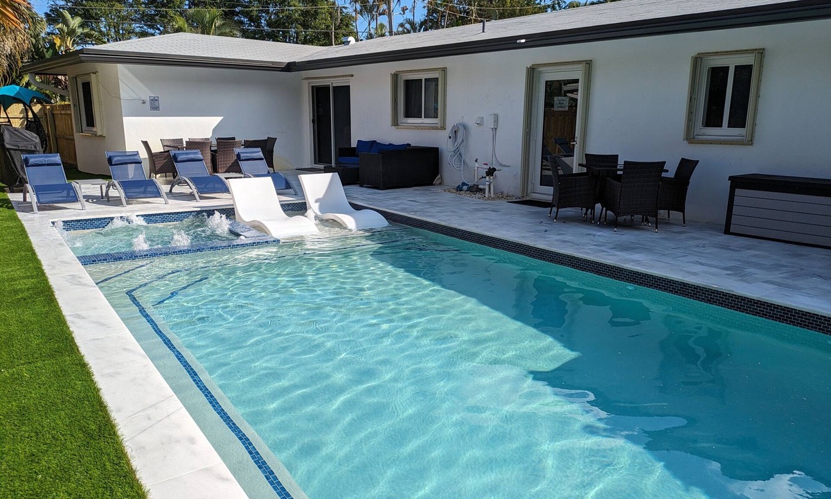 Coral Ridge House | Fun-tastic Oasis! Shared Heated Pool n Spa! Beach 1.4 mi! Walkable Food n Fun!
