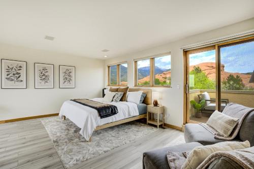 West Colorado Springs House | Garden of the Gods Getaway - Decks & Views