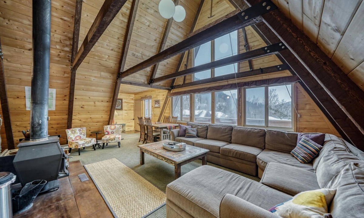 Garfield Cabin | Geno's Groovy Getaway!