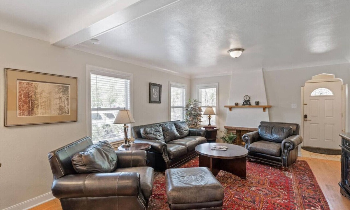 Golden Apartment | Golden Brewmaster House – Historic Stay