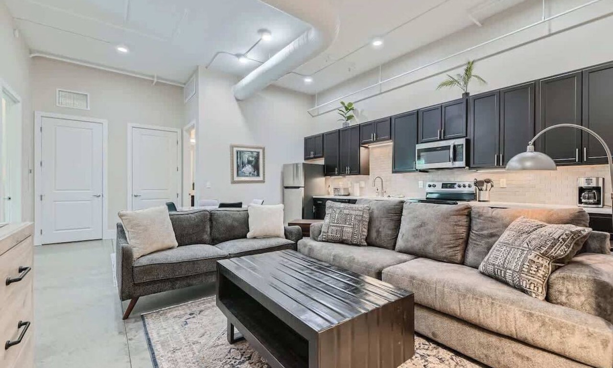 Golden Condo | Golden Getaway - Spacious 2BR - Walk to Trails