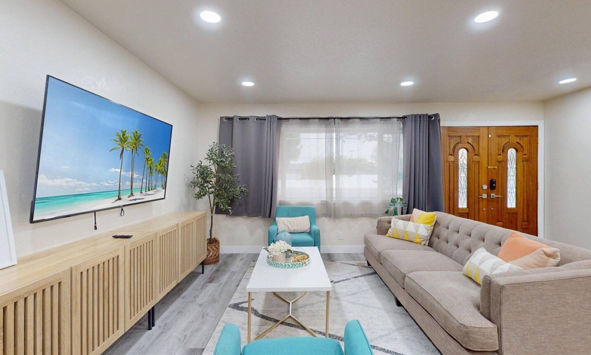Huntington Beach House | Gorgeous 4-bedroom house with Hot Tub in Huntington Beach I 31 nights +