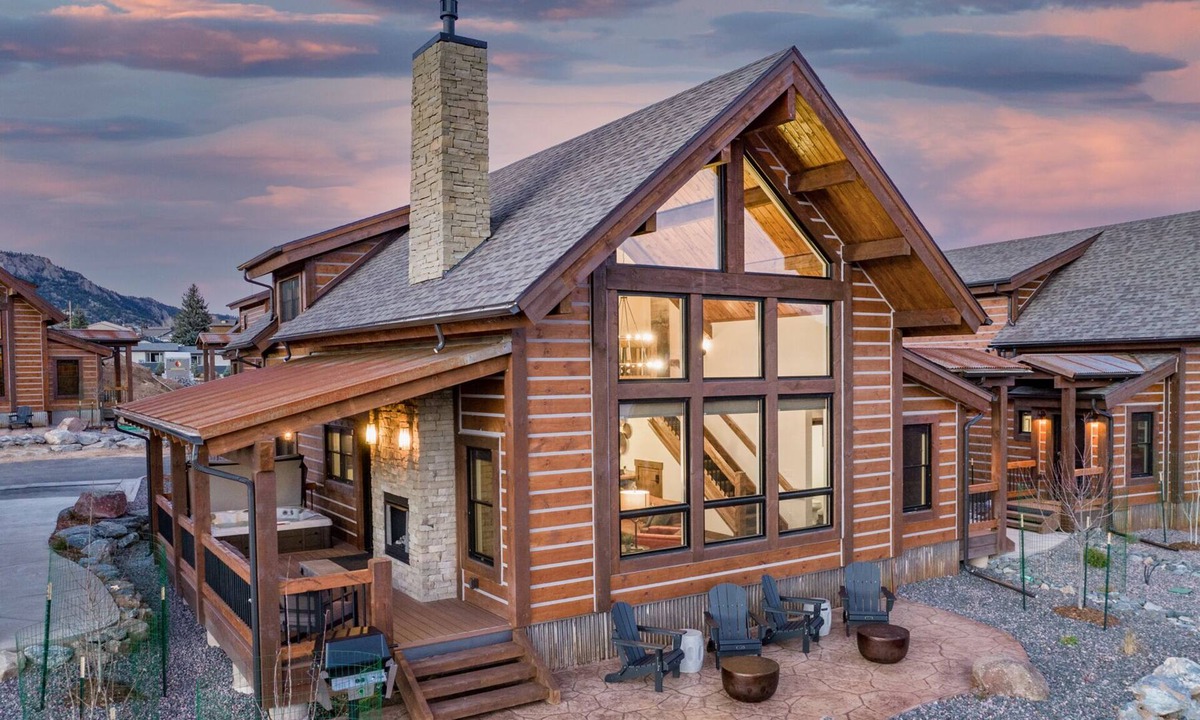 Estes Park Cabin | Gorgeous Views! Jacuzzi, Indoor/Outdoor Fireplace, Two large Patios