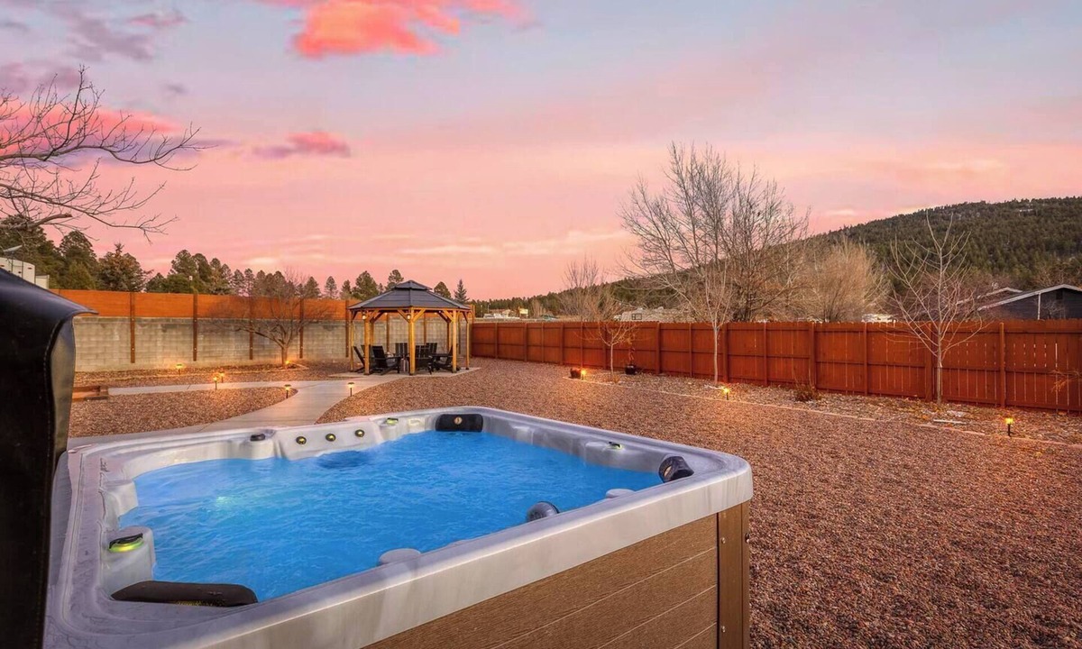 Williams House | Grand Canyon Basecamp | Hot Tub | 4 King Beds