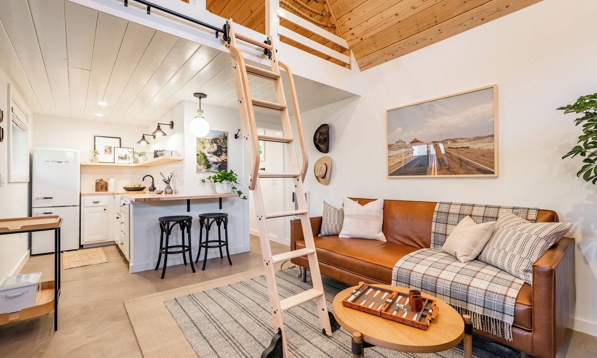 Williams House | Grand Canyon Close Tiny House: 3 Block Walk to Town: Fire Pit, AC, WiFi