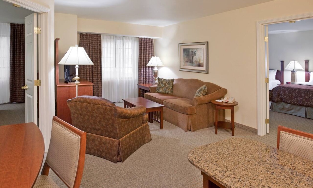 Stow Condo | Great for Business Travelers! Relaxing Suite Near Cleveland | Shared Indoor Pool + FREE Breakfast