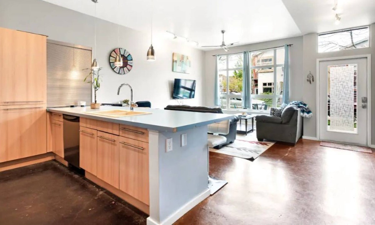 Old Town North Condo | Groovy Modern Condo ♠ Right Next to Old Town FC!