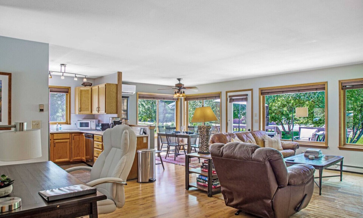 Carbondale Apartment | Happy Home | Backyard Oasis | Close to Downtown