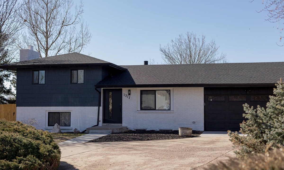 Denver House | Happy Hour | Pool Table | Shuffleboard | Fire Pit