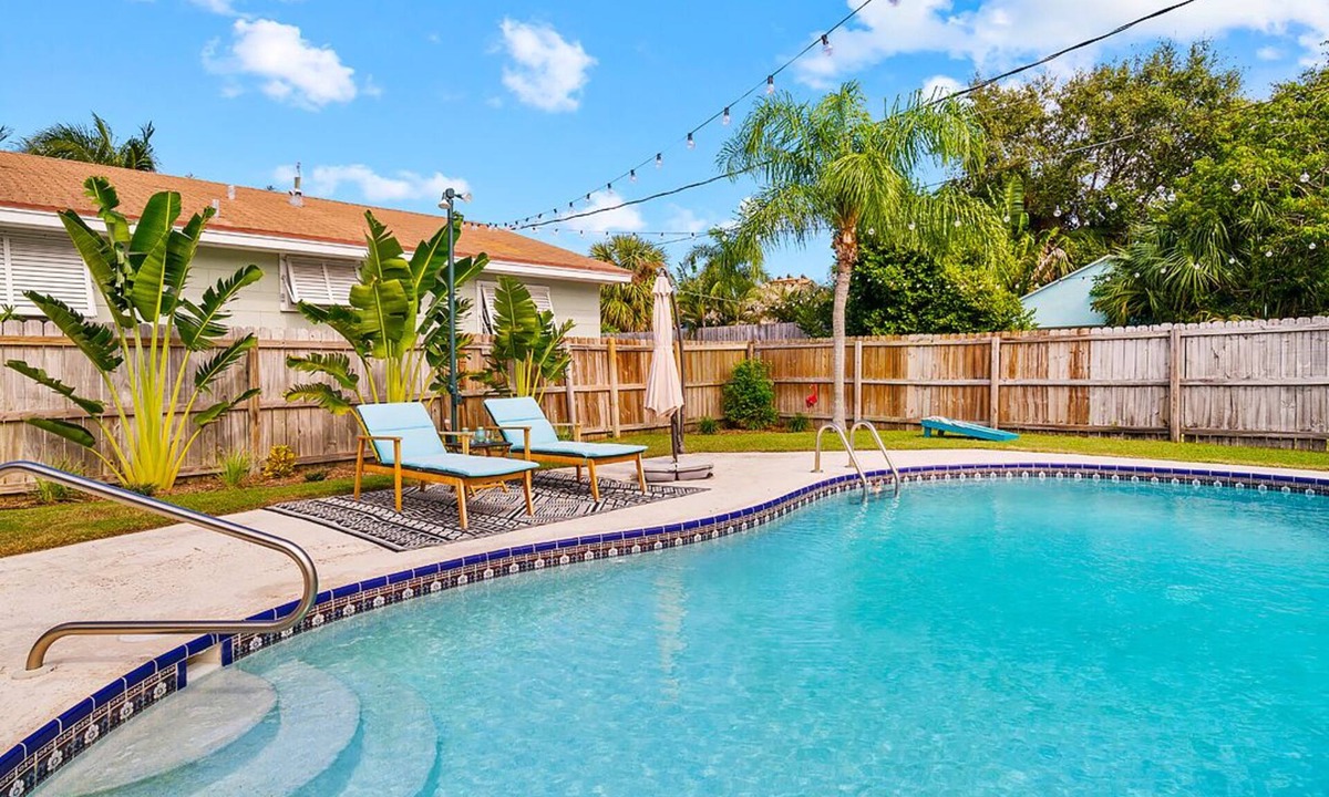 Parrot Cove House | HEATED pool Boho-Bungalow Lake Worth Beach.