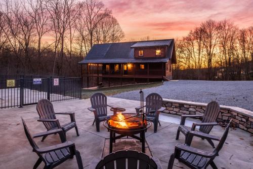 New Philadelphia Apartment | Heated Pool Pool House Hot Tub Firepit BBQ