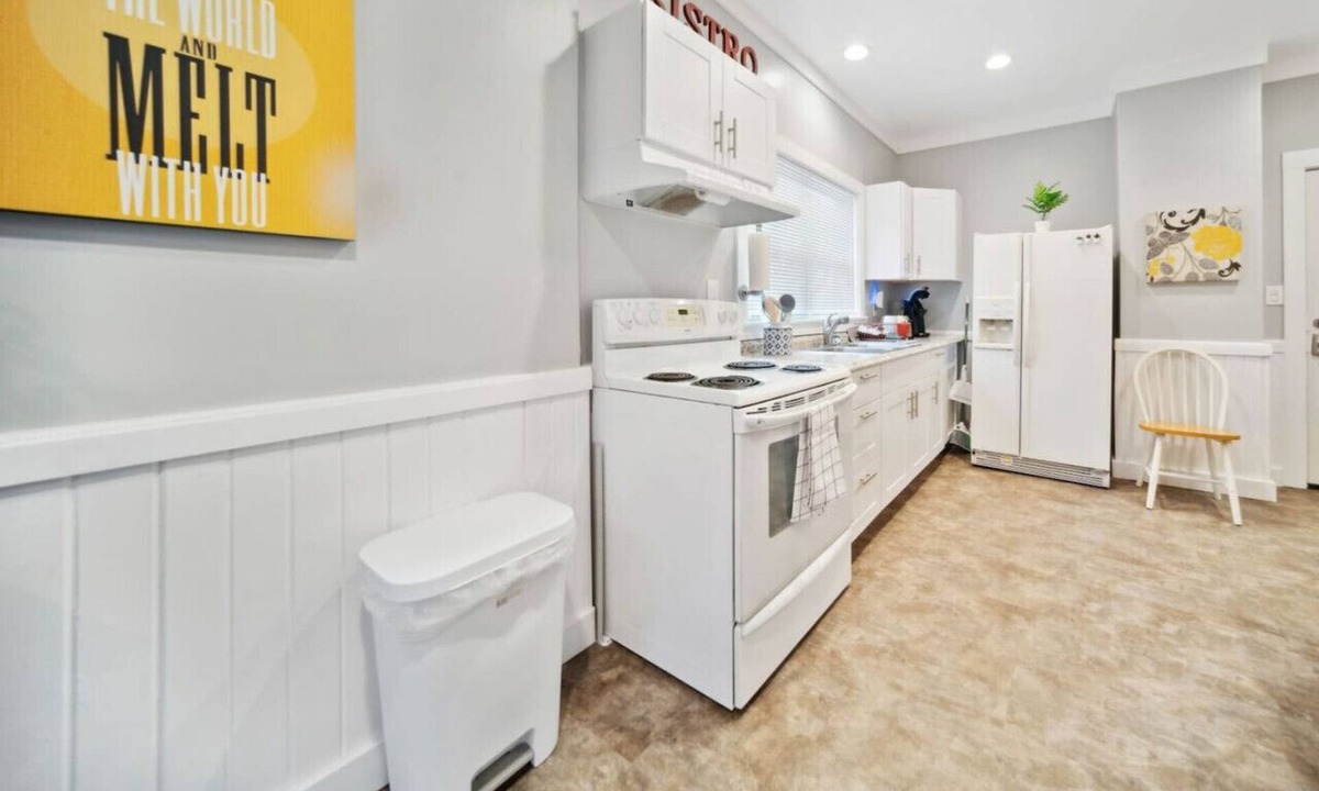 Highland Square Apartment | Highland Square 1 Bedroom Apt w Smart TV