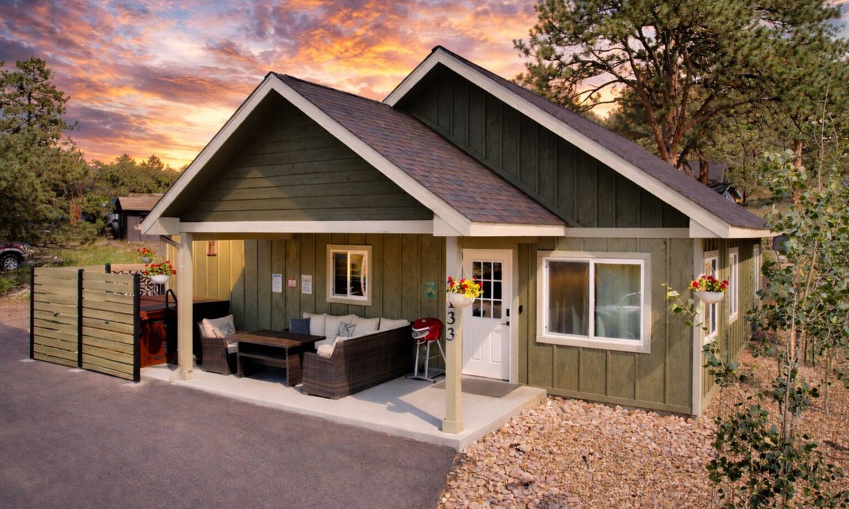 Estes Park House | Hike Into RMNP From House-Coaster Passes-Hot Tub-King Bed-A/C-BBQ