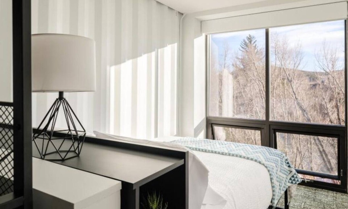 Silverthorne Hotel | Hillside Retreat: Comfortable Room, Colorado Ski Trails! Free Parking