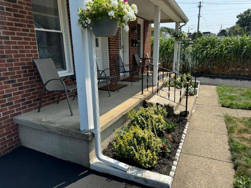 Willoughby Apartment | Historic Downtown Willoughby District 2BD Walkable Charm