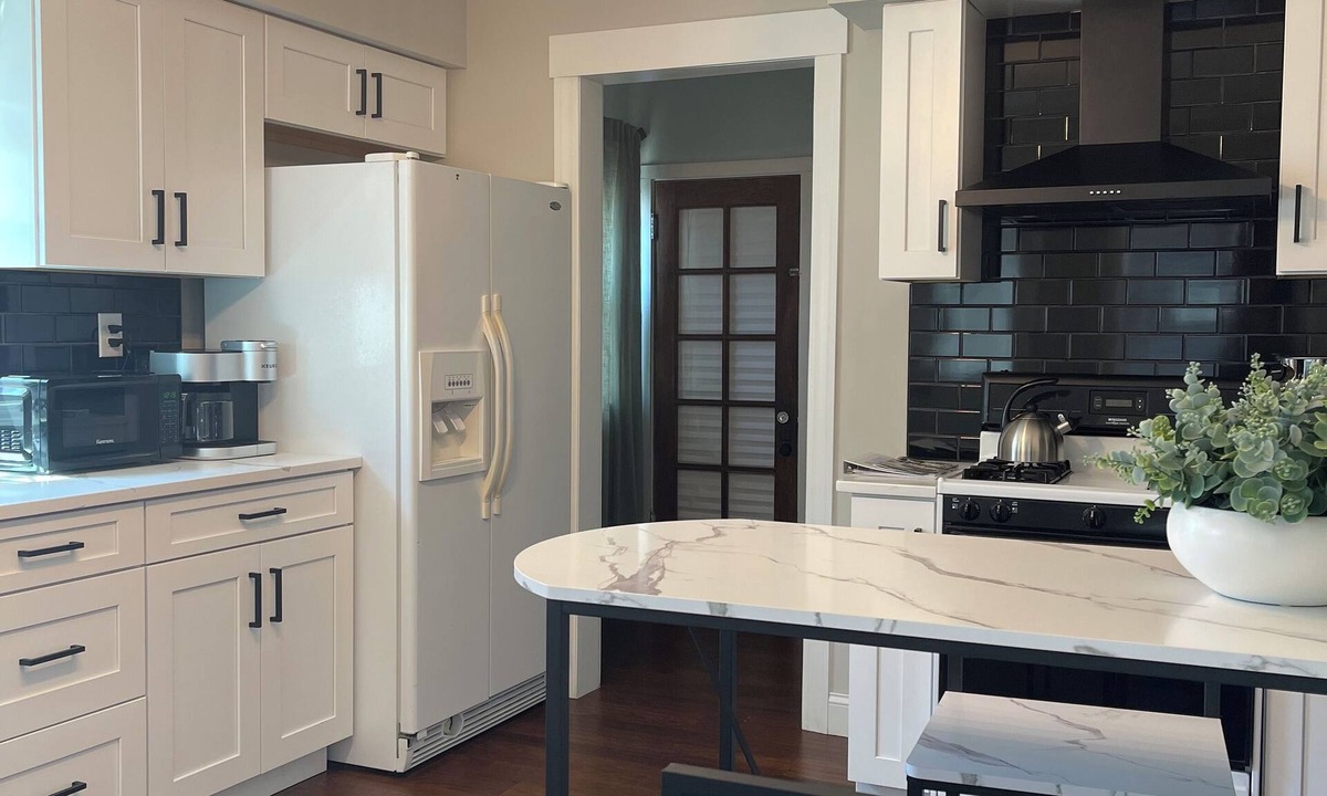Tremont House | Historic Gem Entire Home Mins 2 Mrkt, Dwntwn, & Trails, 2 King Beds, Arcade
