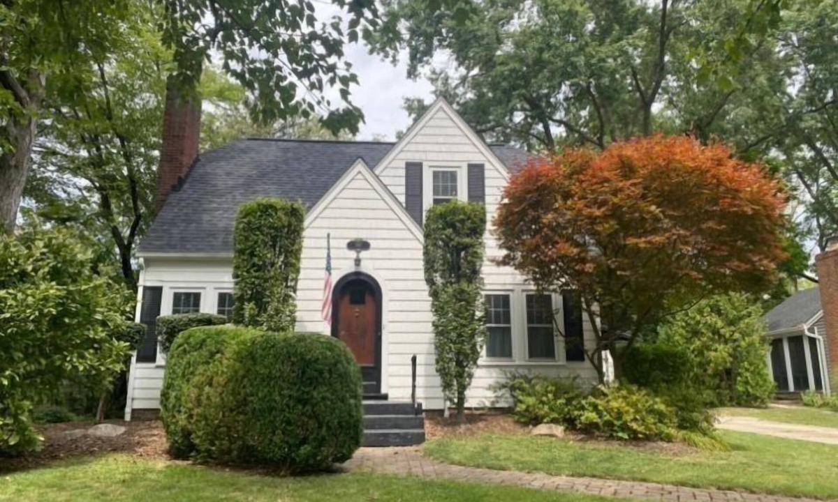 Hudson House | Historic Hudson Cottage | Walk to WRA Near Blossom Music Center & CVNP Charming home near WRA & Downtown Hudson. Sleeps 7 with renovated lower level, patio, garage, and fast WiFi. Ideal for extended stays, Blossom concerts, and CVNP visits.