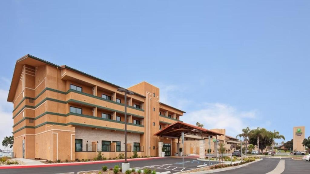 Ventura Hotel | Holiday Inn Express Hotel & Suites Ventura Harbor by IHG