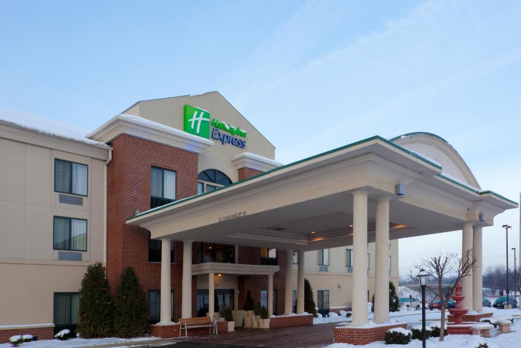 Newton Falls Hotel | Holiday Inn Express Lordstown-Newton Falls/Warren by IHG