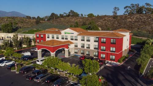 Lake Forest Hotel | Holiday Inn Express & Suites - Lake Forest by IHG